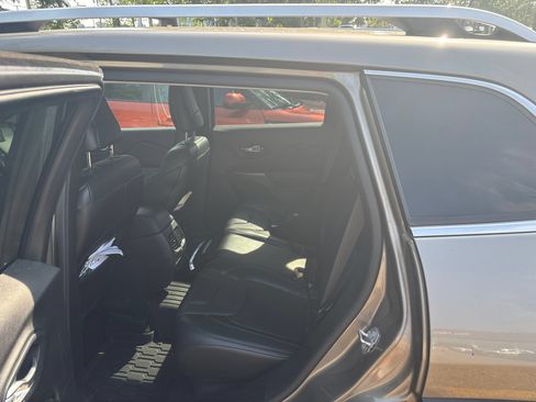 Used 2019 Jeep Cherokee Limited AWD/4WD image 9