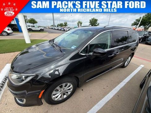 Used 2019 Chrysler Pacifica Touring-L image 7