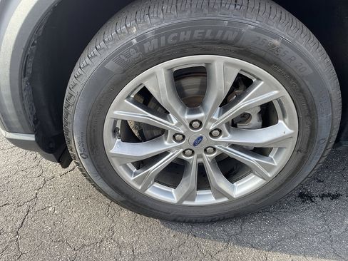 Used 2022 Ford Explorer XLT w/ Equipment Group 202A image 6