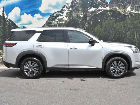 Used 2024 Nissan Pathfinder S AWD/4WD image 2