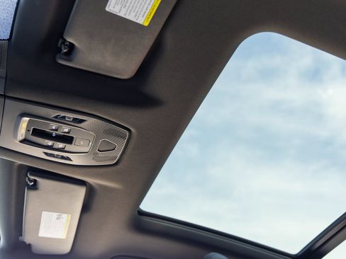 Certified 2025 Porsche Macan Electric image 27