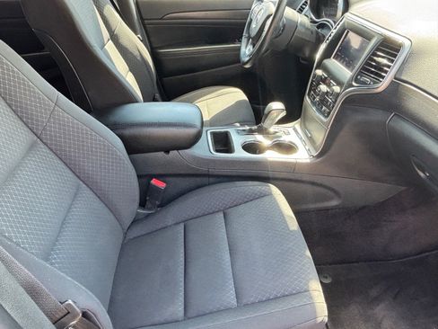Used 2018 Jeep Grand Cherokee Laredo AWD/4WD image 30