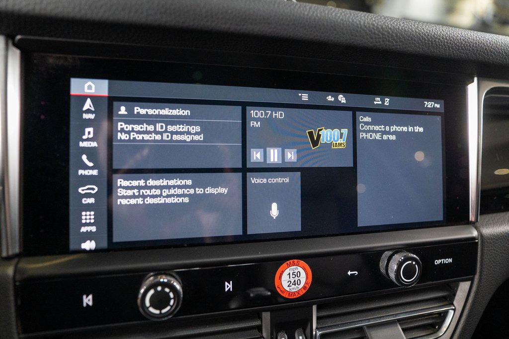 Certified 2025 Porsche Macan AWD/4WD image 29