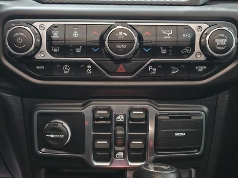 Used 2021 Jeep Wrangler Unlimited Sahara w/ Uconnect 4C Nav & Sound Group AWD/4WD image 32