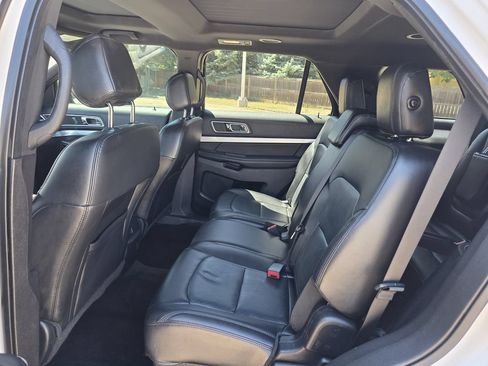 Used 2017 Ford Explorer XLT w/ Equipment Group 202A AWD/4WD image 18