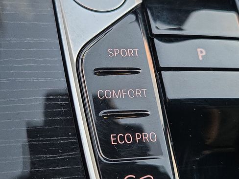 Certified 2025 BMW X7 xDrive40i w/ M Sport Package image 25