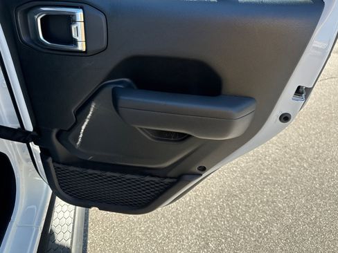 Used 2025 Jeep Wrangler Sport S AWD/4WD image 17