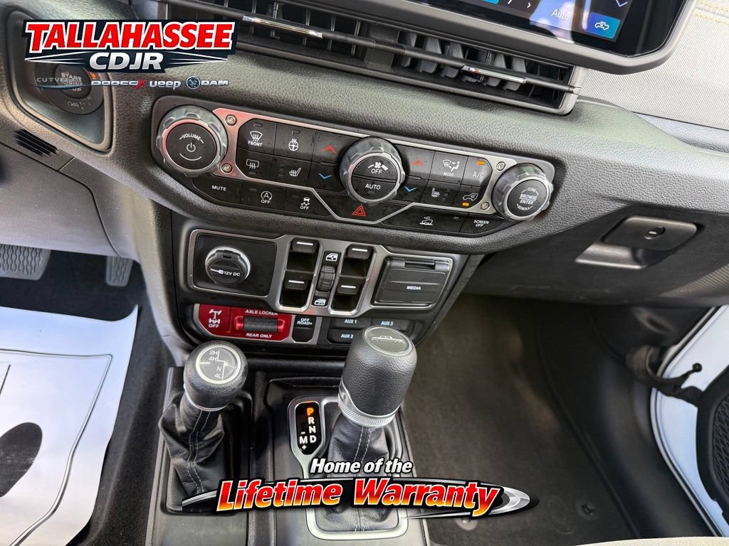 Used 2025 Jeep Gladiator Mojave AWD/4WD image 29