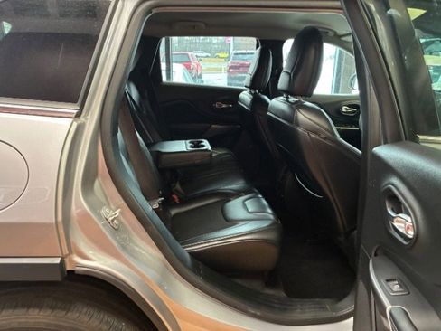 Used 2019 Jeep Cherokee Latitude Plus image 31