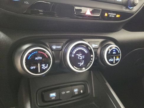 Used 2025 Hyundai Venue Limited FWD image 28