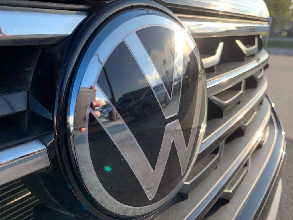 Used 2025 Volkswagen Atlas Peak Edition SE AWD/4WD image 36