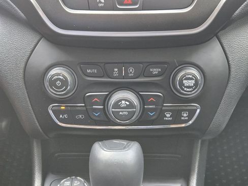 Used 2019 Jeep Cherokee Trailhawk w/ Comfort/Convenience Group AWD/4WD image 21