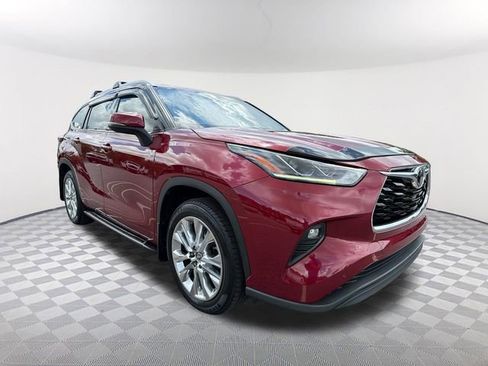 Used 2023 Toyota Highlander Limited FWD image 3
