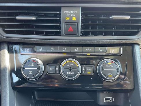 Used 2019 Volkswagen Jetta SE FWD image 32