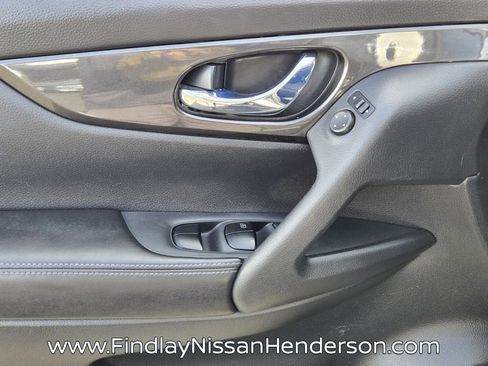 Used 2018 Nissan Rogue SV image 19