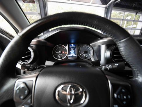 Used 2021 Toyota Tacoma SR5 AWD/4WD image 15