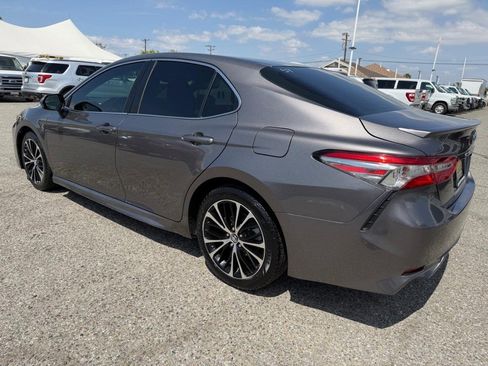 Used 2018 Toyota Camry SE FWD image 12