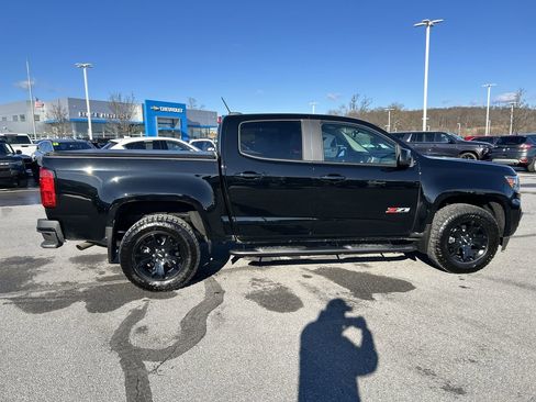 Used 2022 Chevrolet Colorado Z71 w/ Z71 Midnight Edition image 8