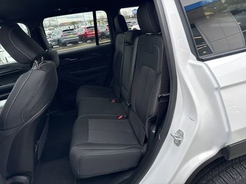 Used 2025 Jeep Grand Cherokee Laredo image 16