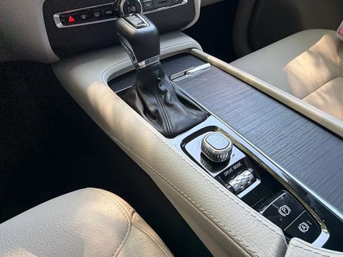 Used 2020 Volvo XC90 T5 Momentum image 29