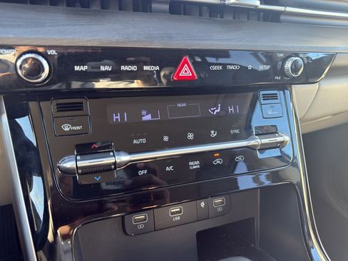 Used 2024 Kia Carnival EX image 20