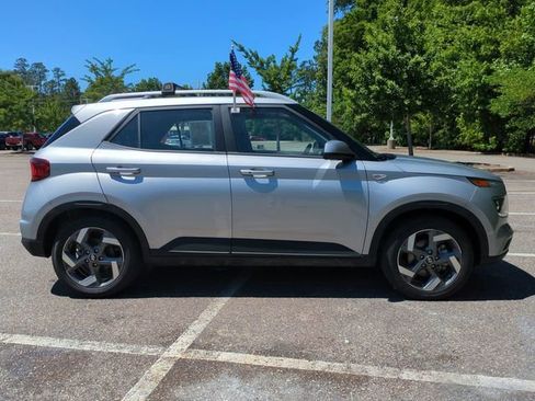Used 2025 Hyundai Venue SEL FWD image 3