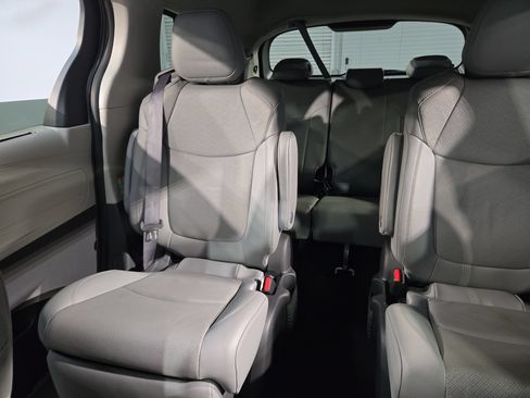 Used 2022 Toyota Sienna Limited FWD image 12