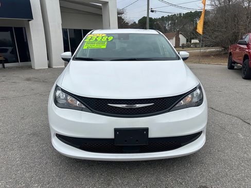 Used 2023 Chrysler Voyager LX image 8