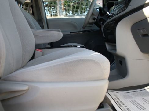 Used 2014 Toyota Sienna LE image 7