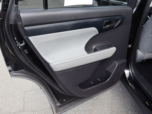 Used 2021 Toyota Highlander LE image 31