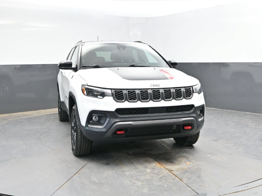 Used 2025 Jeep Compass Trailhawk AWD/4WD image 2