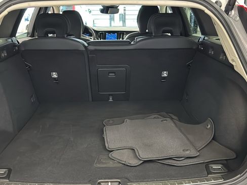 Used 2025 Volvo V60 B5 Cross Country Plus image 29