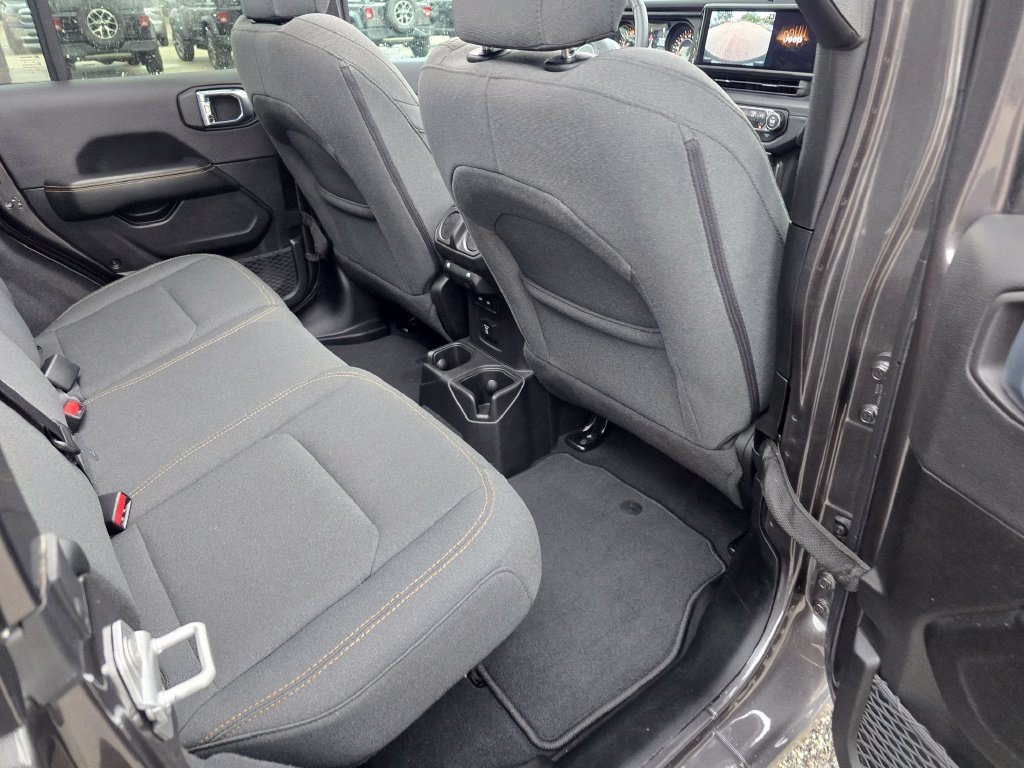 Used 2026 Jeep Wrangler Unlimited Sahara AWD/4WD image 31