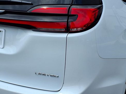 Certified 2023 Chrysler Pacifica Limited FWD image 29