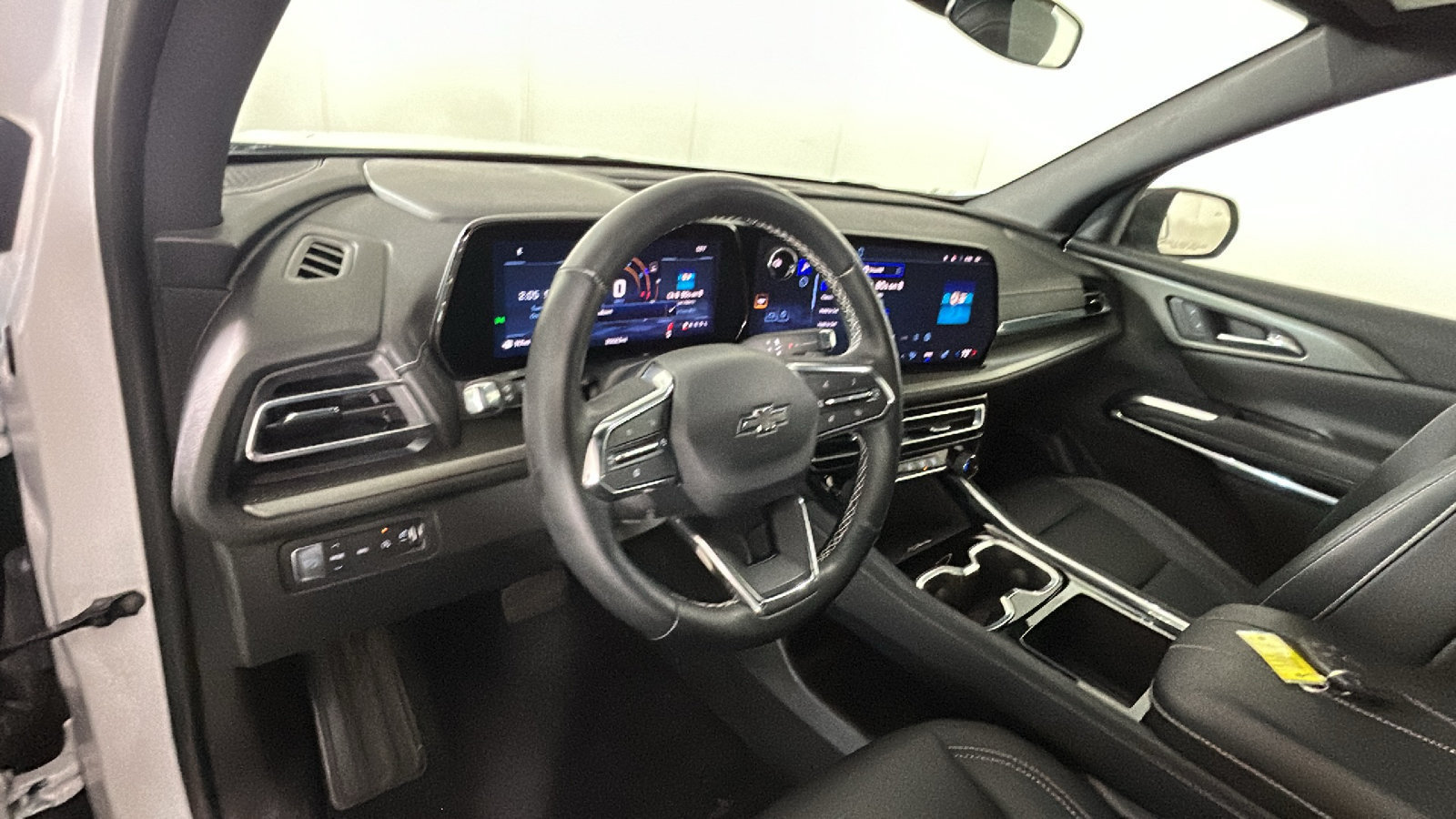 Used 2025 Chevrolet Traverse LT w/ Midnight/Sport Edition AWD/4WD image 17