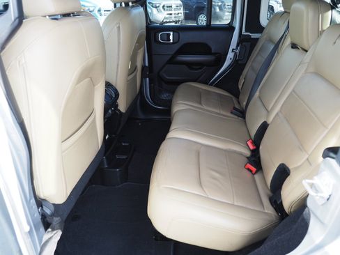 Used 2018 Jeep Wrangler Unlimited Sahara image 13