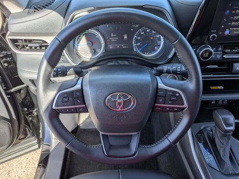 Used 2024 Toyota Highlander XLE FWD image 28