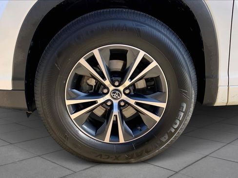 Used 2016 Toyota Highlander XLE image 10