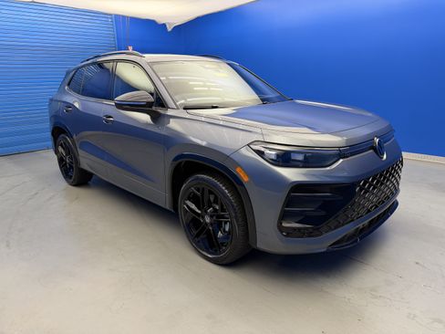 Certified 2025 Volkswagen Tiguan SE R-Line AWD/4WD image 2