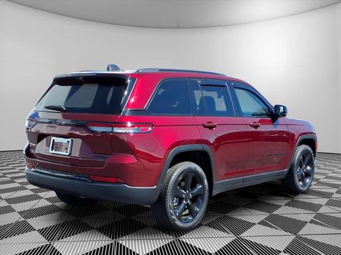 Used 2025 Jeep Grand Cherokee Limited w/ Luxury Tech Group II AWD/4WD image 6