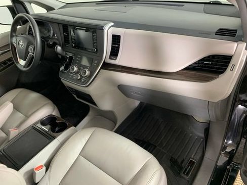 Used 2018 Toyota Sienna XLE FWD image 6
