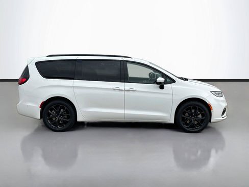Certified 2023 Chrysler Pacifica Touring-L w/ S Appearance Package AWD/4WD image 17