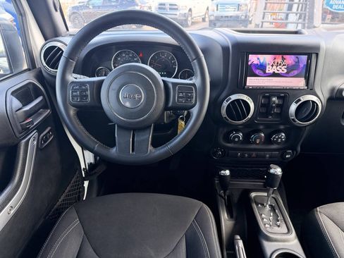 Used 2017 Jeep Wrangler Unlimited Rubicon w/ Connectivity Group AWD/4WD image 18