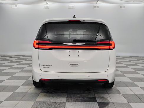 Used 2023 Chrysler Pacifica Touring-L image 5