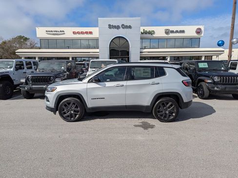 New 2026 Jeep Compass Latitude image 8