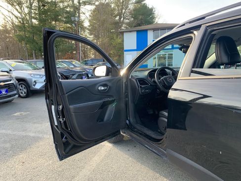 Used 2023 Jeep Cherokee Altitude Lux image 15