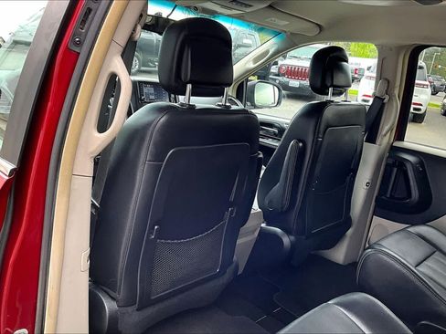 Used 2012 Chrysler Town & Country Touring w/ Entertainment Group #1 FWD image 12