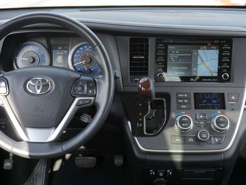 Used 2020 Toyota Sienna Limited Premium image 28