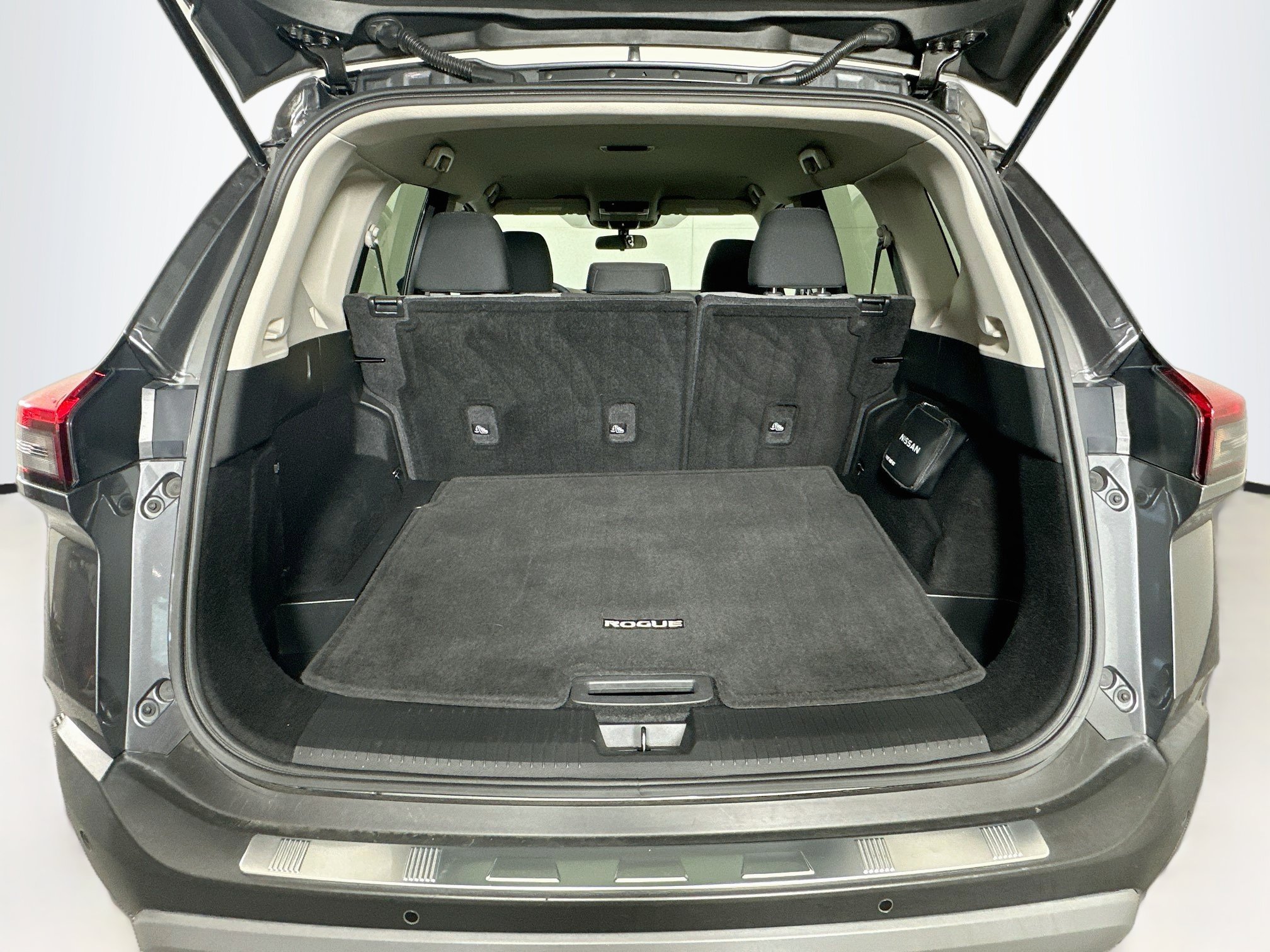 Used 2023 Nissan Rogue SV FWD image 28