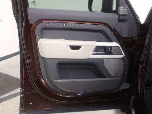 Used 2023 Land Rover Defender 130 SE image 13